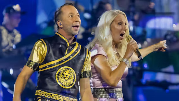 DJ Bobo i Nency, scena